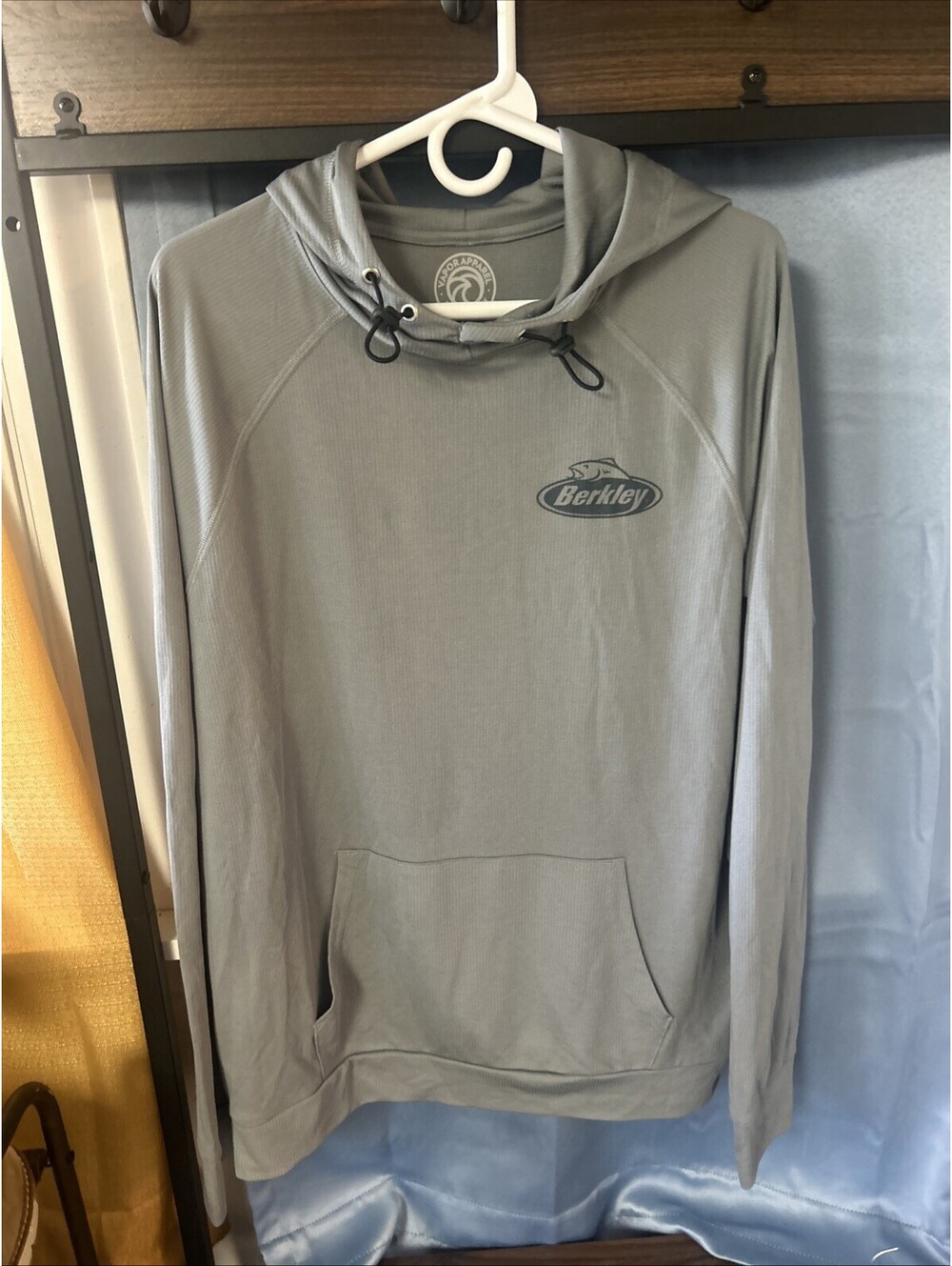 Gray Berkeley Vapor Apparel Large Hooded Lightweight Long Sleeve Fishing Shirt